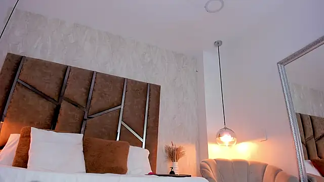 Martinaa Jones  online show from February 9, 2026, 12:20 pm