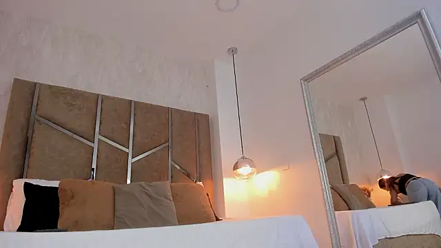 Martinaa Jones  online show from March 8, 2026, 12:31 pm