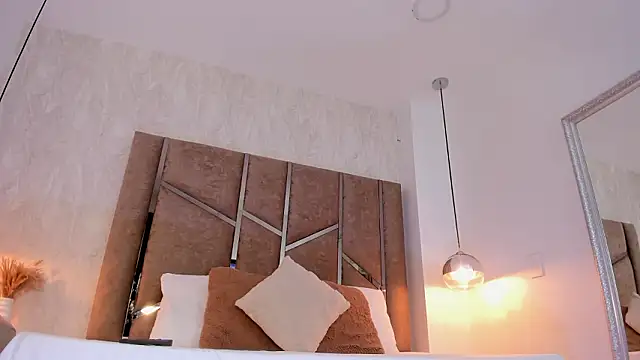 Martinaa Jones  online show from March 25, 2026, 12:33 pm