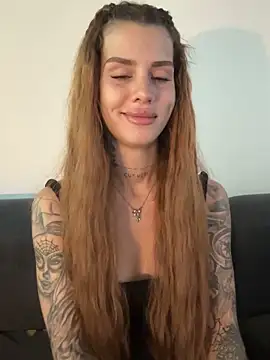 Snapshot of EmiliaCatalina chatting on May 31, 2026, 9:27 pm EmiliaCatalina online show from May 31, 2026, 9:27 pm