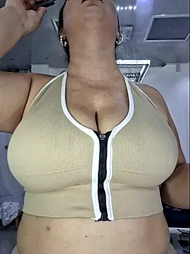 Snapshot of laura_bassi chatting on November 21, 2025, 3:27 am laura bassi online show from November 21, 2025, 3:27 am