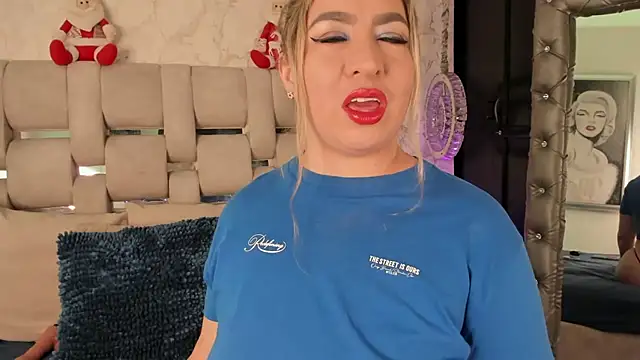 Snapshot of laura_bassi chatting on November 30, 2025, 5:33 am laura bassi online show from November 30, 2025, 5:33 am