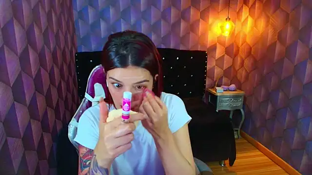 LiaHarryis online show from November 6, 2025, 6:20 pm