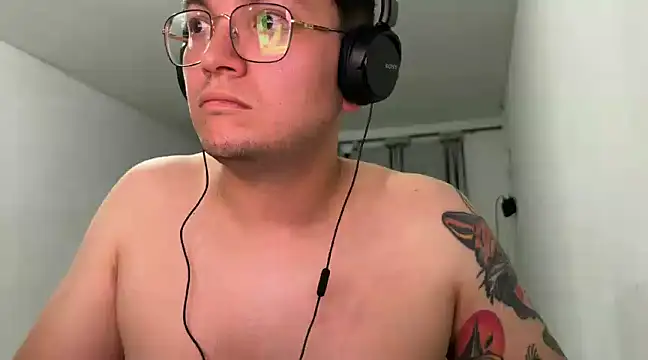 Snapshot of unoxestres chatting on February 18, 2025, 4:48 am unoxestres online show from February 18, 2025, 4:48 am