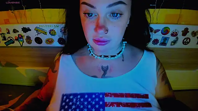 Snapshot of EllieOz chatting on November 4, 2025, 3:00 pm EllieOz online show from November 4, 2025, 3:00 pm