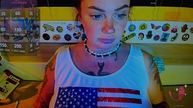 Snapshot of EllieOz chatting on November 7, 2025, 7:47 pm EllieOz online show from November 7, 2025, 7:47 pm