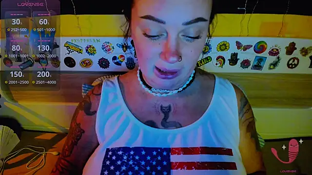 Snapshot of EllieOz chatting on November 18, 2025, 6:23 pm EllieOz online show from November 18, 2025, 6:23 pm