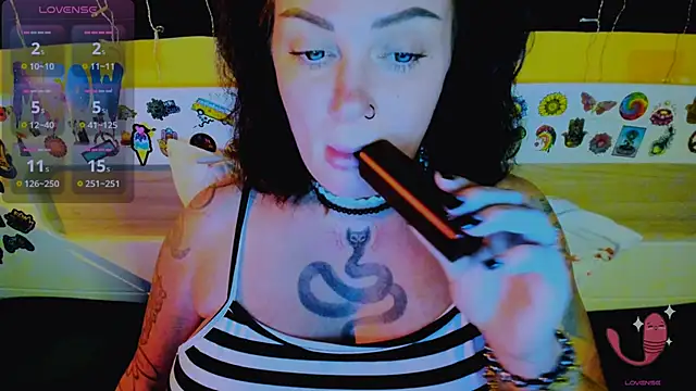 Snapshot of EllieOz chatting on November 25, 2025, 5:46 pm EllieOz online show from November 25, 2025, 5:46 pm