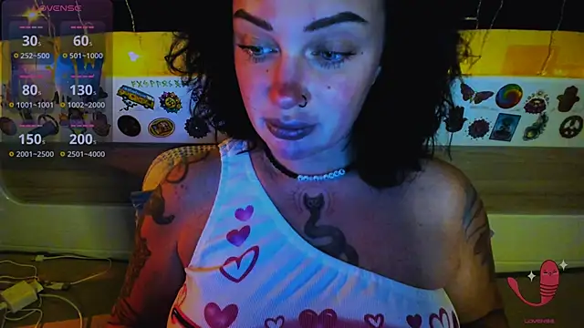 Snapshot of EllieOz chatting on December 17, 2025, 3:29 pm EllieOz online show from December 17, 2025, 3:29 pm