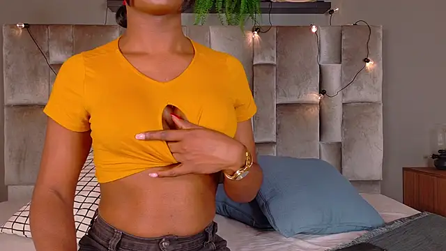 Snapshot of nahomi_campbell chatting on December 2, 2025, 7:42 pm nahomi campbell online show from December 2, 2025, 7:42 pm