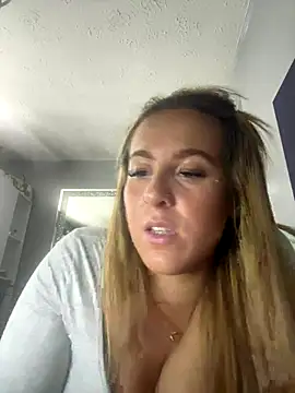 Snapshot of Miss_emilee chatting on September 18, 2025, 8:22 pm Miss emilee online show from September 18, 2025, 8:22 pm