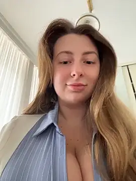 curvyflawless online show from May 29, 2026, 8:23 am