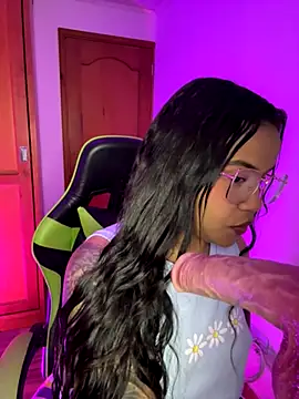 leila 22 online show from November 4, 2025, 7:40 am