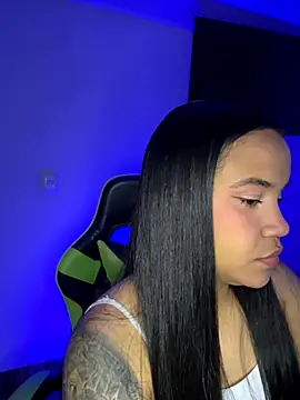 leila 22 online show from November 19, 2025, 7:52 am