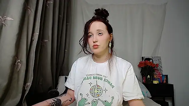 Snapshot of IrinaArt chatting on March 22, 2025, 8:48 pm IrinaArt online show from March 22, 2025, 8:48 pm