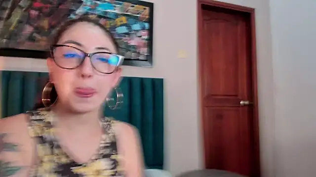 Snapshot of Emilywatsonn chatting on December 21, 2025, 2:24 pm Emilywatsonn online show from December 21, 2025, 2:24 pm