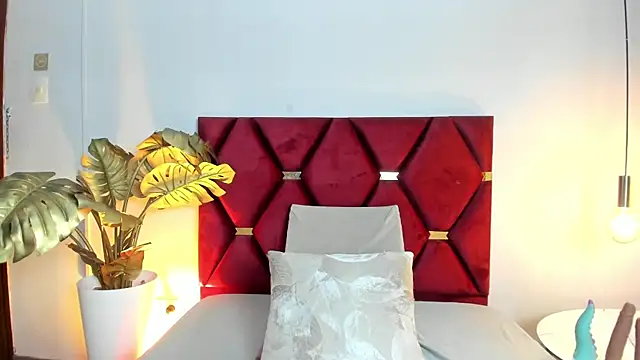 Snapshot of Emilywatsonn chatting on February 15, 2026, 2:14 pm Emilywatsonn online show from February 15, 2026, 2:14 pm