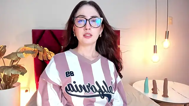 Snapshot of Emilywatsonn chatting on February 18, 2026, 12:28 am Emilywatsonn online show from February 18, 2026, 12:28 am