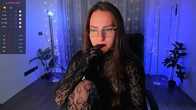 Snapshot of Alicia_x_art chatting on December 2, 2024, 8:52 am Alicia x art online show from December 2, 2024, 8:52 am