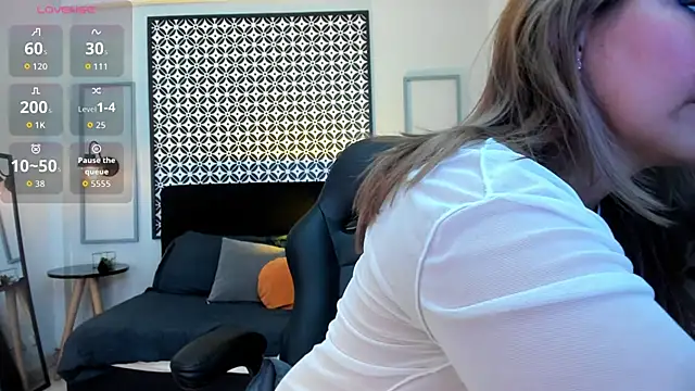 Snapshot of Melanie_silver_ chatting on November 11, 2025, 8:53 pm Melanie silver online show from November 11, 2025, 8:53 pm