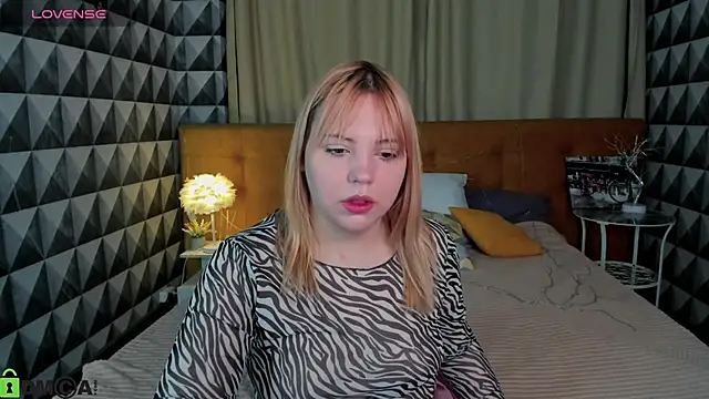 Snapshot of Stacy_Luv chatting on September 15, 2025, 12:32 am Stacy Luv online show from September 15, 2025, 12:32 am