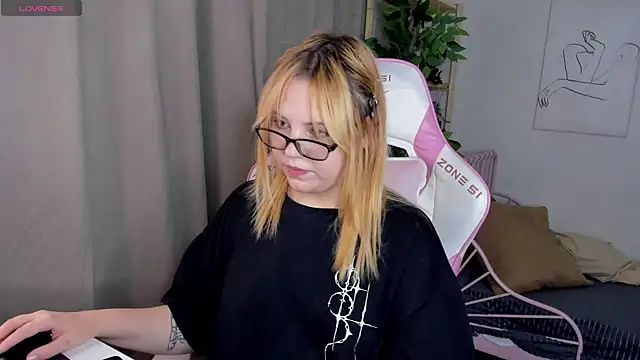 Snapshot of Stacy_Luv chatting on October 20, 2025, 1:17 am Stacy Luv online show from October 20, 2025, 1:17 am