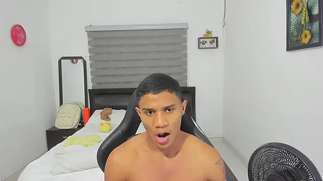 Snapshot of corzoethan chatting on January 15, 2026, 5:01 am corzoethan online show from January 15, 2026, 5:01 am