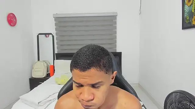 Snapshot of corzoethan chatting on February 10, 2026, 12:37 am corzoethan online show from February 10, 2026, 12:37 am