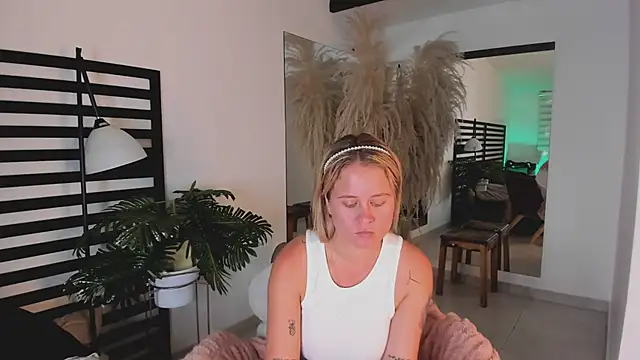 stefanny ruiz  online show from February 14, 2025, 3:58 pm