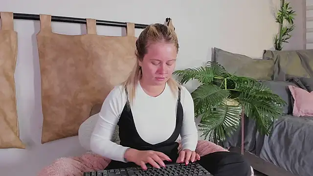 stefanny ruiz  online show from February 23, 2025, 2:14 pm