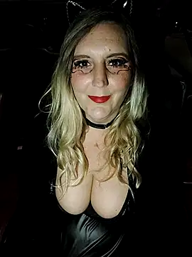 BecciDeluxe online show from October 31, 2025, 8:54 pm