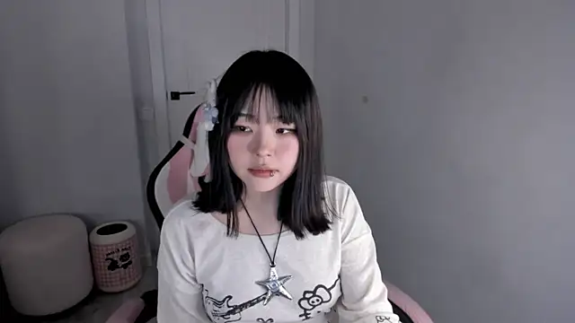 Snapshot of hee_young11 chatting on November 26, 2025, 8:21 pm hee young11 online show from November 26, 2025, 8:21 pm