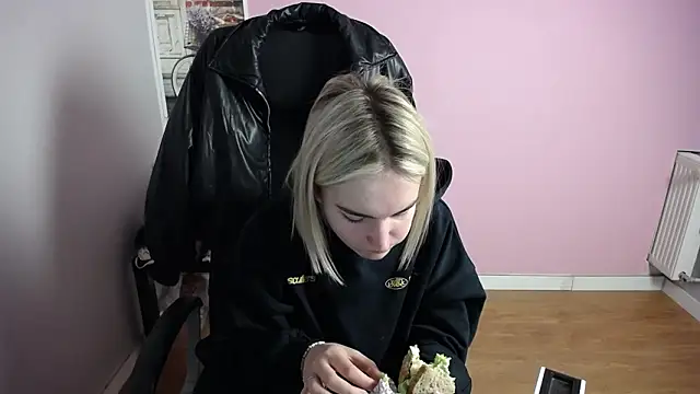 viktoria lovely online show from February 17, 2026, 6:32 am