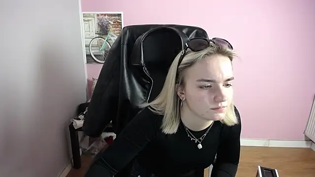 Snapshot of viktoria_lovely chatting on April 29, 2026, 11:03 am viktoria lovely online show from April 29, 2026, 11:03 am