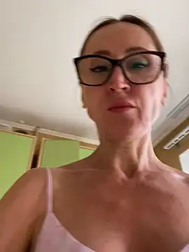 Snapshot of LauraDavis chatting on July 11, 2026, 2:53 pm LauraDavis online show from July 11, 2026, 2:53 pm