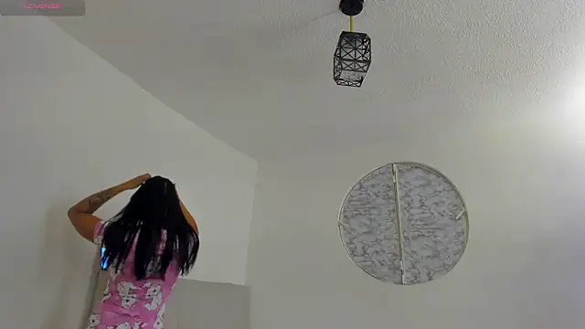 Snapshot of IsabelaVanegas_ chatting on December 2, 2025, 5:24 am IsabelaVanegas online show from December 2, 2025, 5:24 am