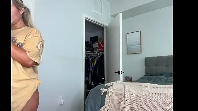 ElenaErickson online show from February 25, 2026, 8:51 pm