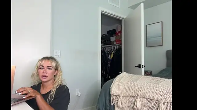 ElenaErickson online show from March 18, 2026, 8:34 pm