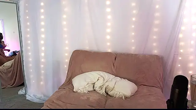 Aprilreign online show from November 15, 2025, 5:38 am