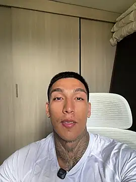 Snapshot of sendfer chatting on October 23, 2025, 8:18 pm sendfer online show from October 23, 2025, 8:18 pm