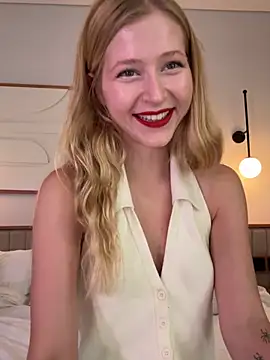 LunaRase online show from January 16, 2026, 4:49 am