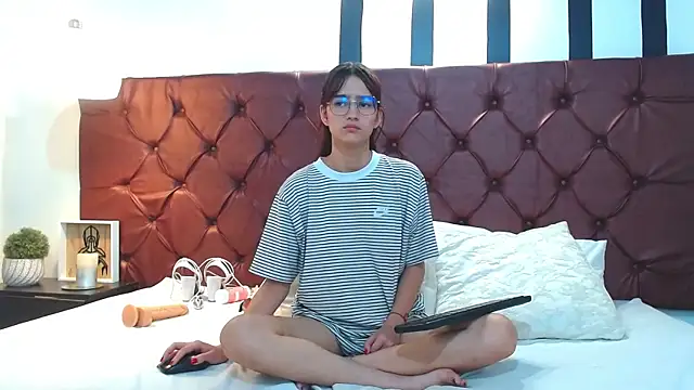 Snapshot of MelodyMansson chatting on February 20, 2025, 8:03 pm MelodyMansson online show from February 20, 2025, 8:03 pm