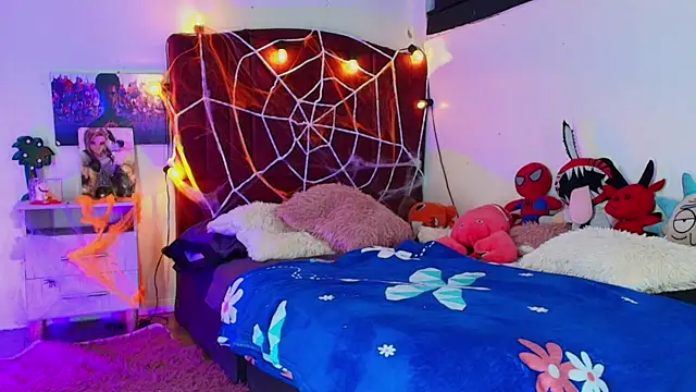 alisson zafiro  online show from October 23, 2025, 3:17 am