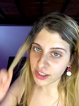 Snapshot of FlorBich chatting on October 24, 2025, 5:37 am FlorBich online show from October 24, 2025, 5:37 am