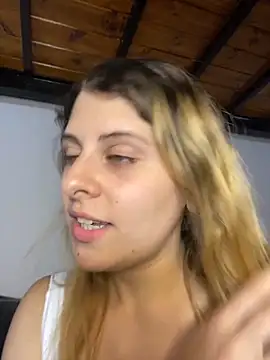 Snapshot of FlorBich chatting on November 28, 2025, 4:04 am FlorBich online show from November 28, 2025, 4:04 am