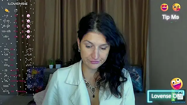 Alianna Solo Kisses online show from November 1, 2025, 12:18 pm