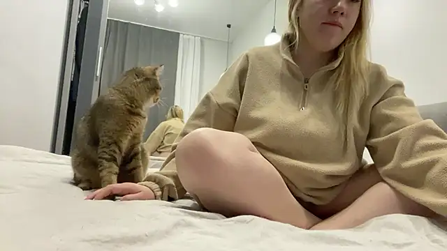 Embersweetbunny online show from October 20, 2025, 1:28 am