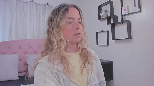 IssadoraJames online show from December 22, 2025, 7:55 pm