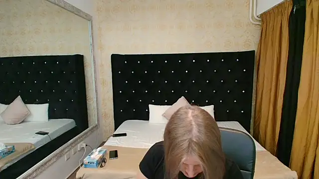 Snapshot of Lilly_hott chatting on November 16, 2025, 7:52 pm Lilly hott online show from November 16, 2025, 7:52 pm