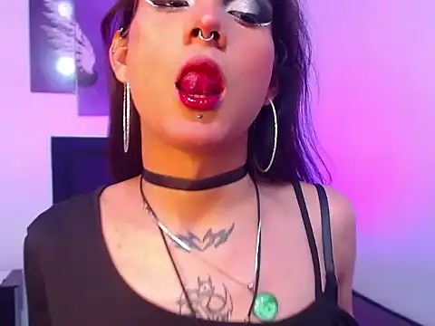 lilithnyx333 online show from February 18, 2026, 10:28 pm